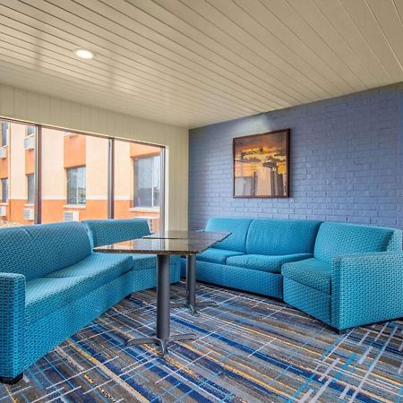 Days Inn & Suites By Wyndham Ватерло Екстериор снимка