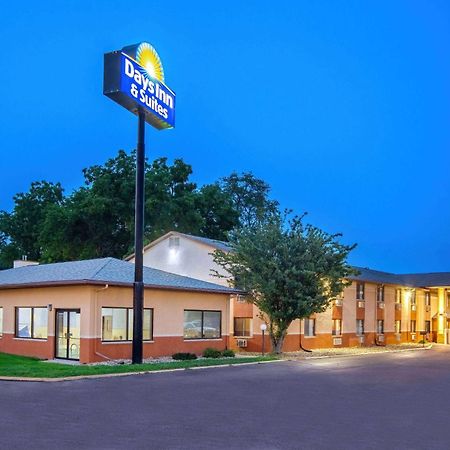 Days Inn & Suites By Wyndham Ватерло Екстериор снимка
