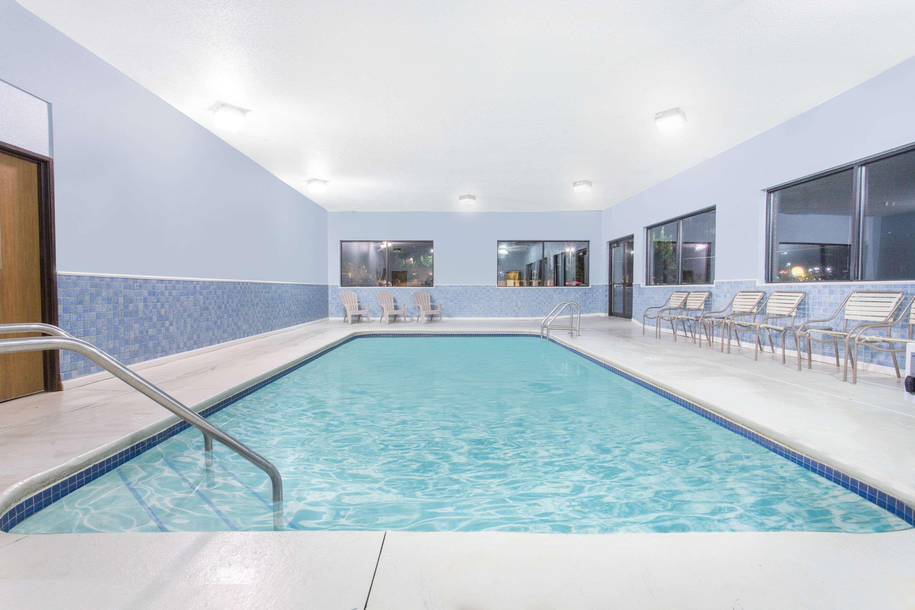 Days Inn & Suites By Wyndham Ватерло Екстериор снимка