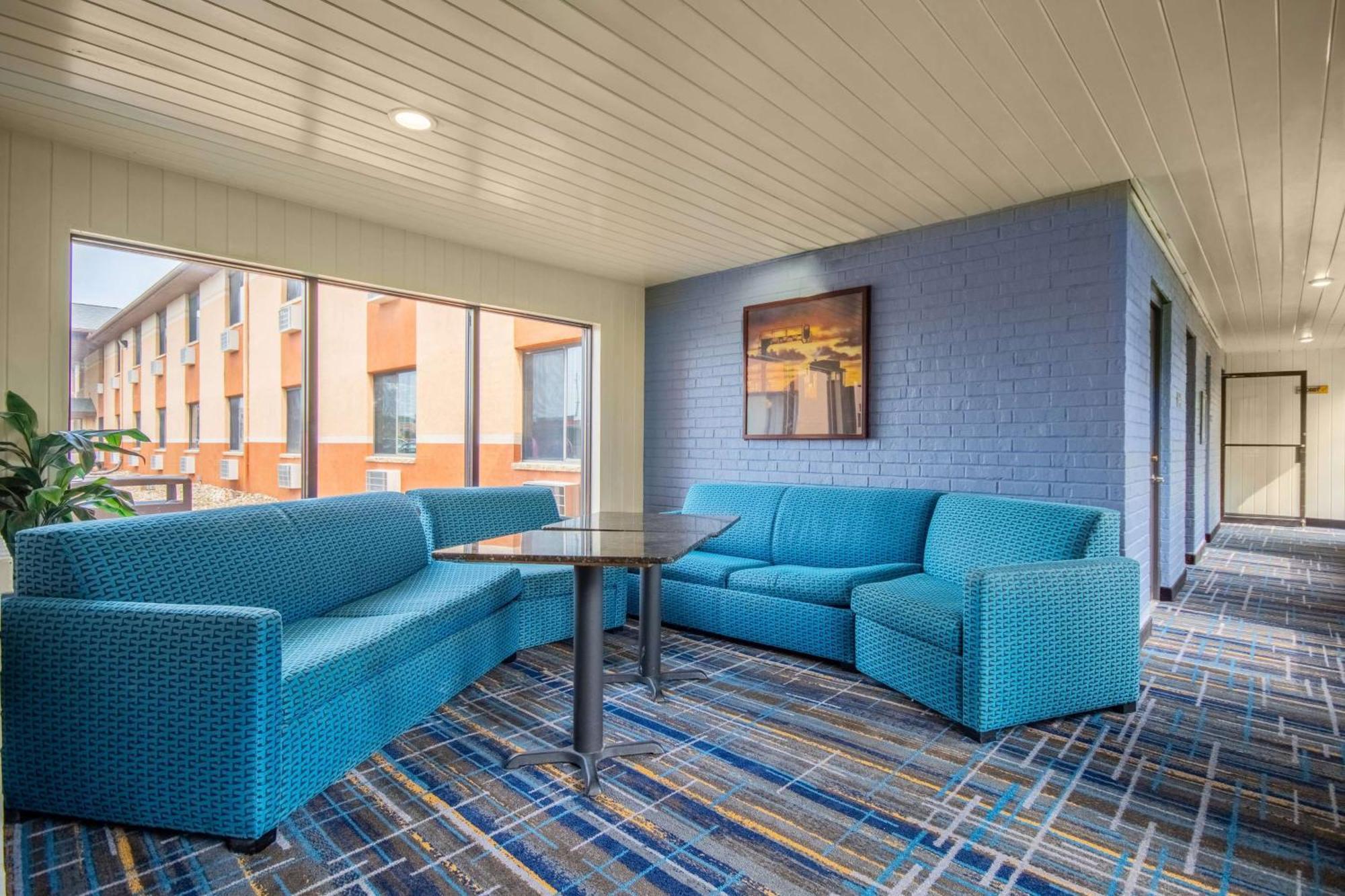 Days Inn & Suites By Wyndham Ватерло Екстериор снимка