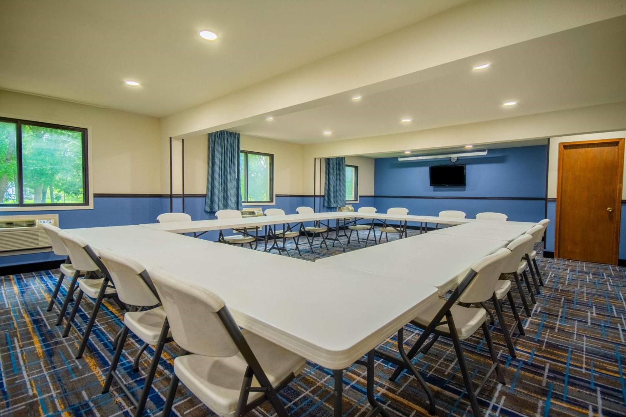 Days Inn & Suites By Wyndham Ватерло Екстериор снимка