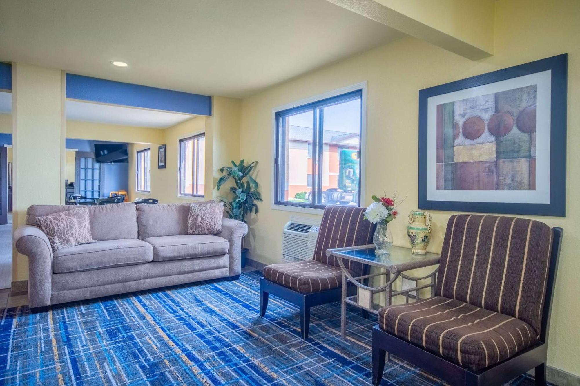 Days Inn & Suites By Wyndham Ватерло Екстериор снимка