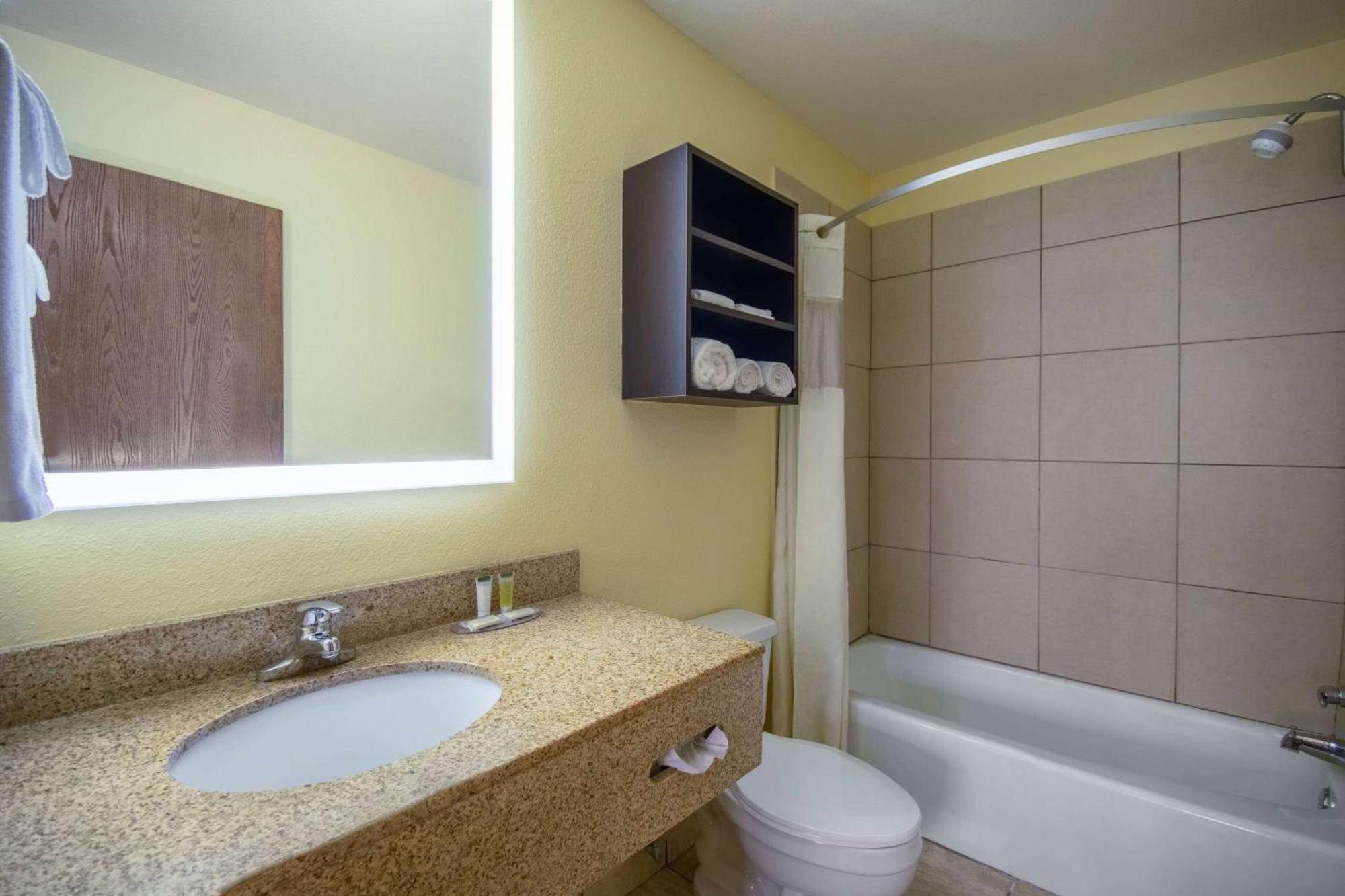 Days Inn & Suites By Wyndham Ватерло Екстериор снимка