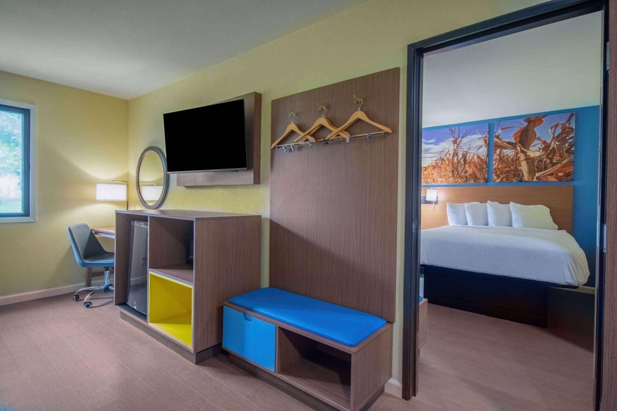 Days Inn & Suites By Wyndham Ватерло Екстериор снимка
