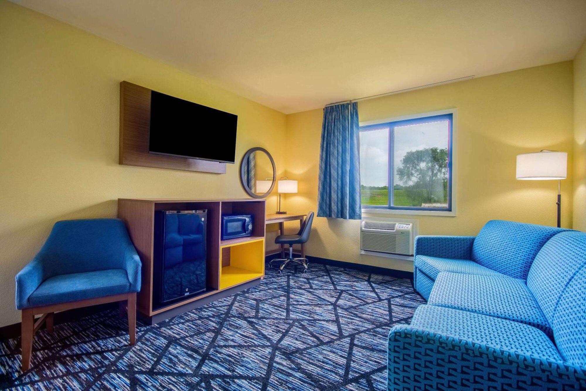 Days Inn & Suites By Wyndham Ватерло Екстериор снимка