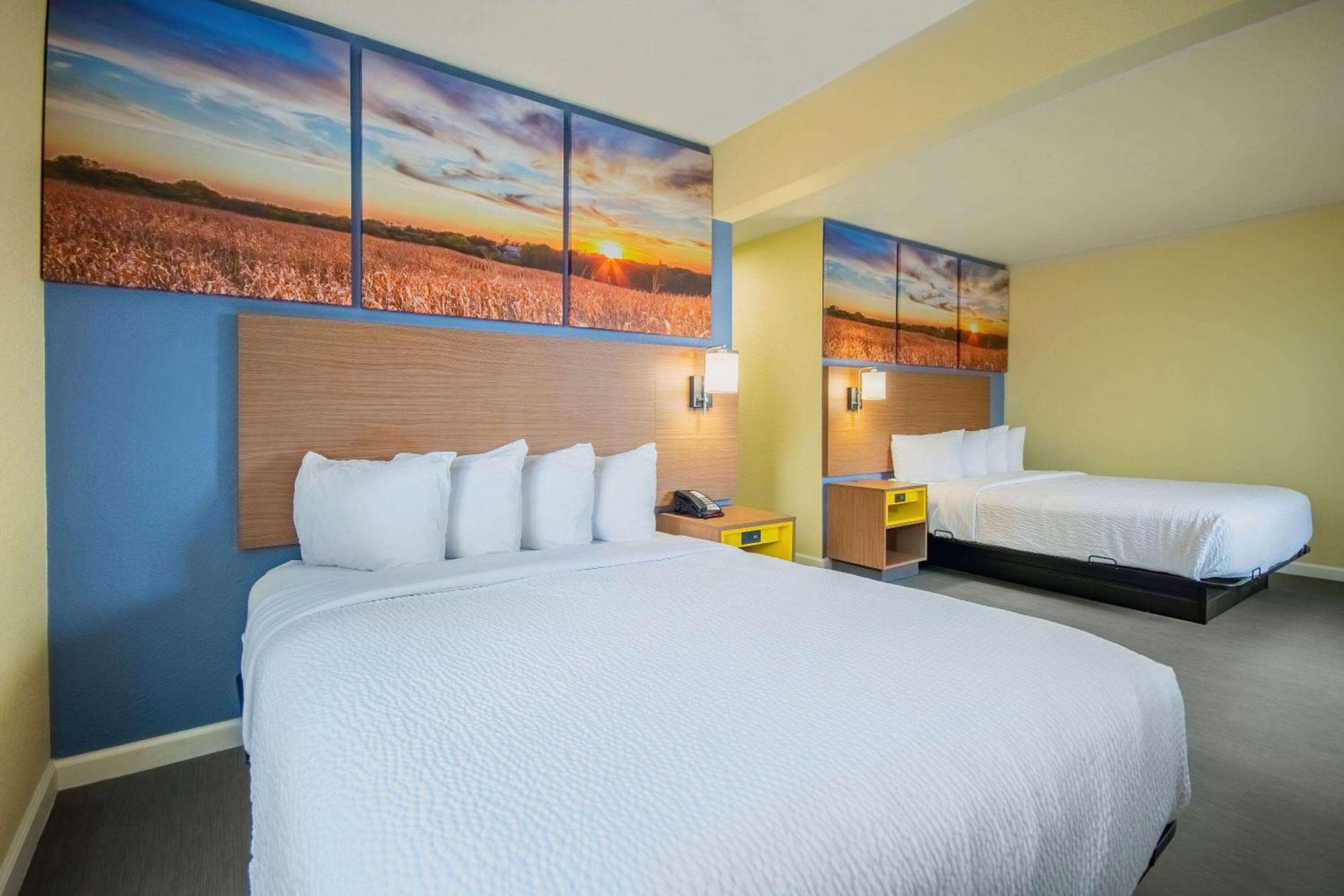 Days Inn & Suites By Wyndham Ватерло Екстериор снимка