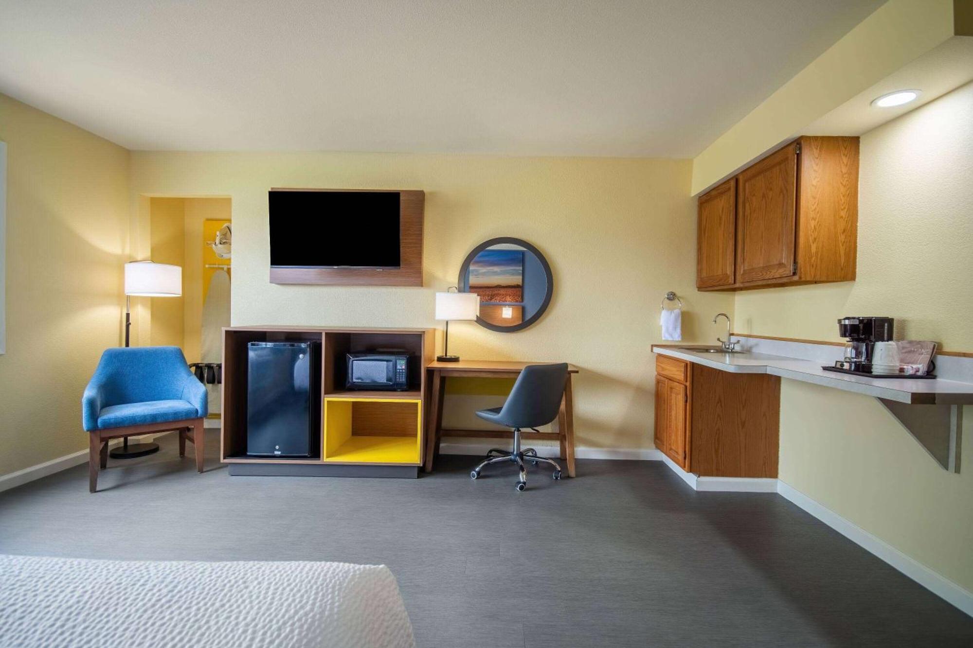 Days Inn & Suites By Wyndham Ватерло Екстериор снимка