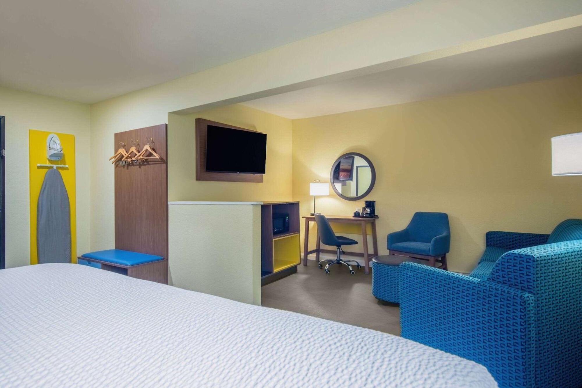 Days Inn & Suites By Wyndham Ватерло Екстериор снимка