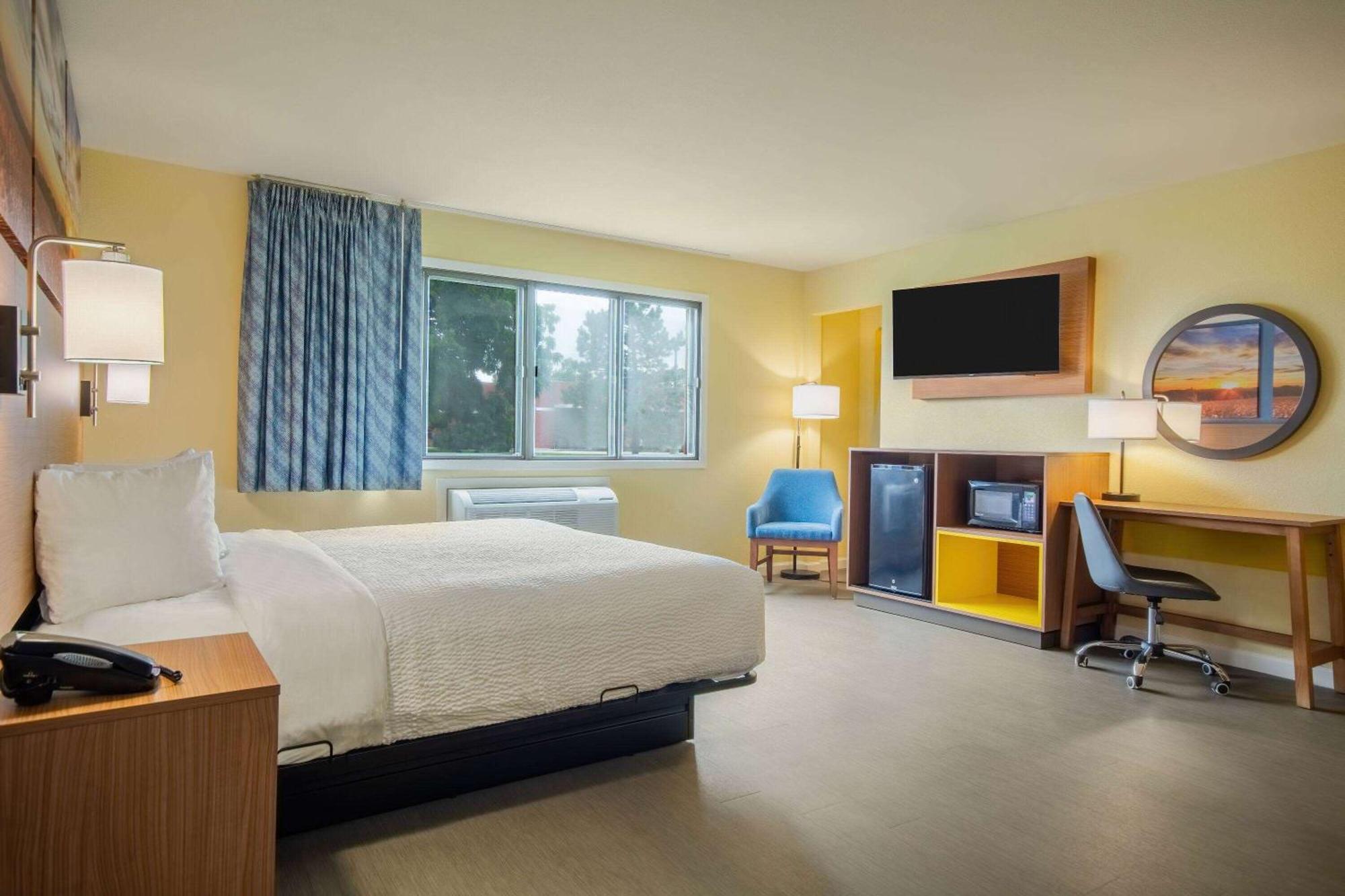Days Inn & Suites By Wyndham Ватерло Екстериор снимка