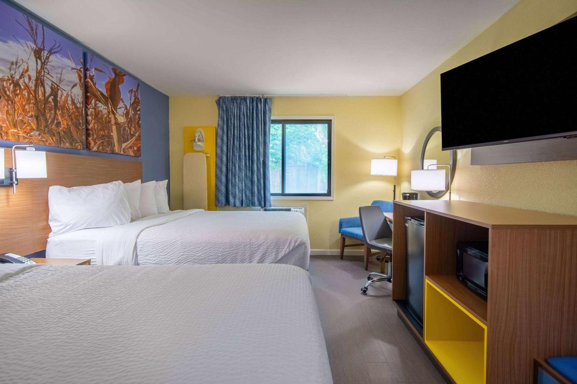Days Inn & Suites By Wyndham Ватерло Екстериор снимка