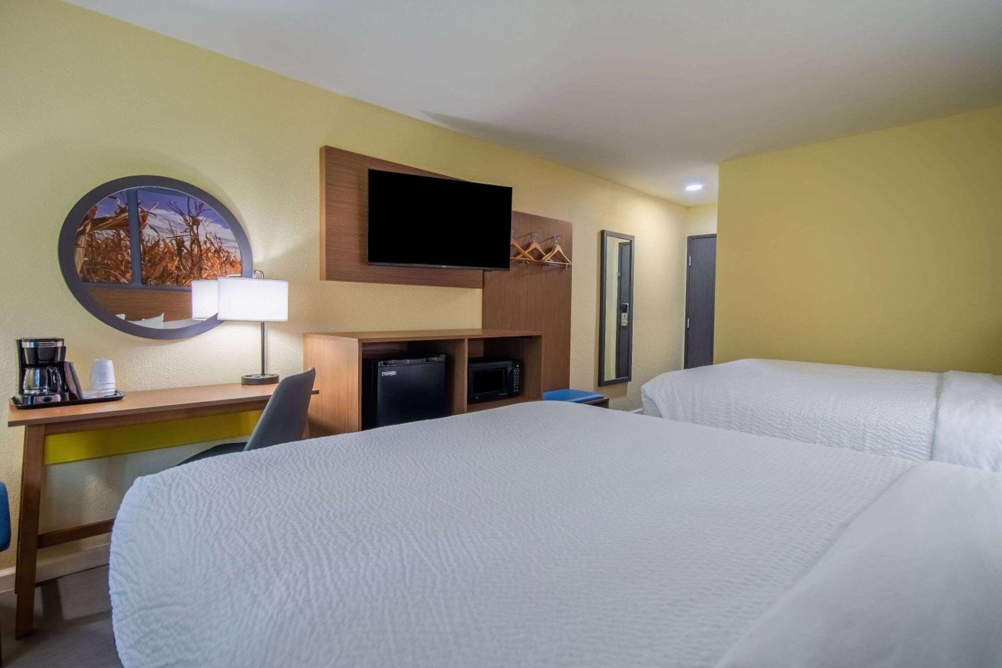 Days Inn & Suites By Wyndham Ватерло Екстериор снимка