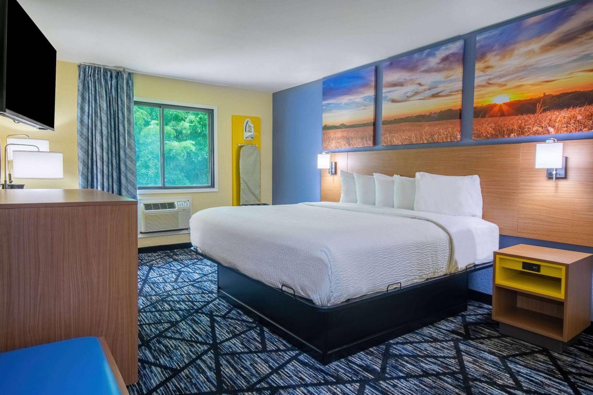 Days Inn & Suites By Wyndham Ватерло Екстериор снимка