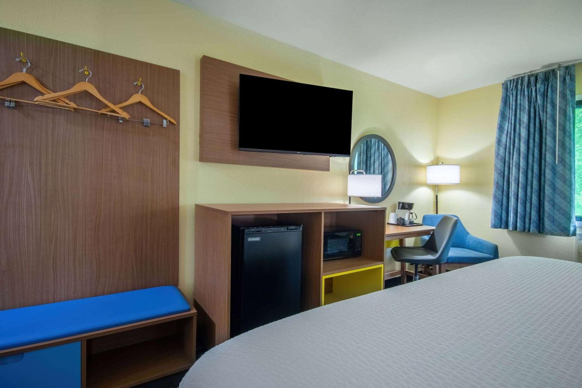 Days Inn & Suites By Wyndham Ватерло Екстериор снимка
