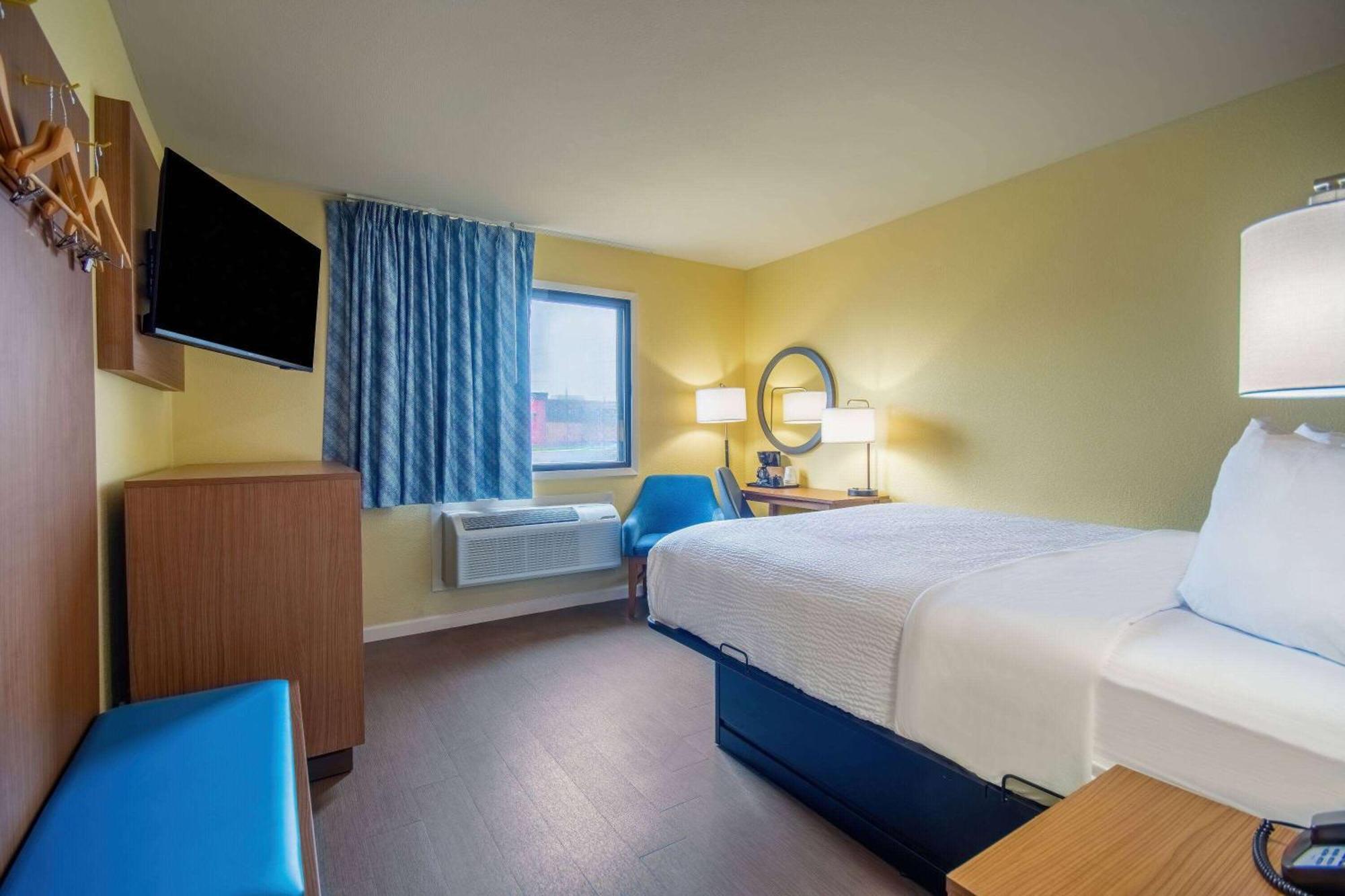 Days Inn & Suites By Wyndham Ватерло Екстериор снимка