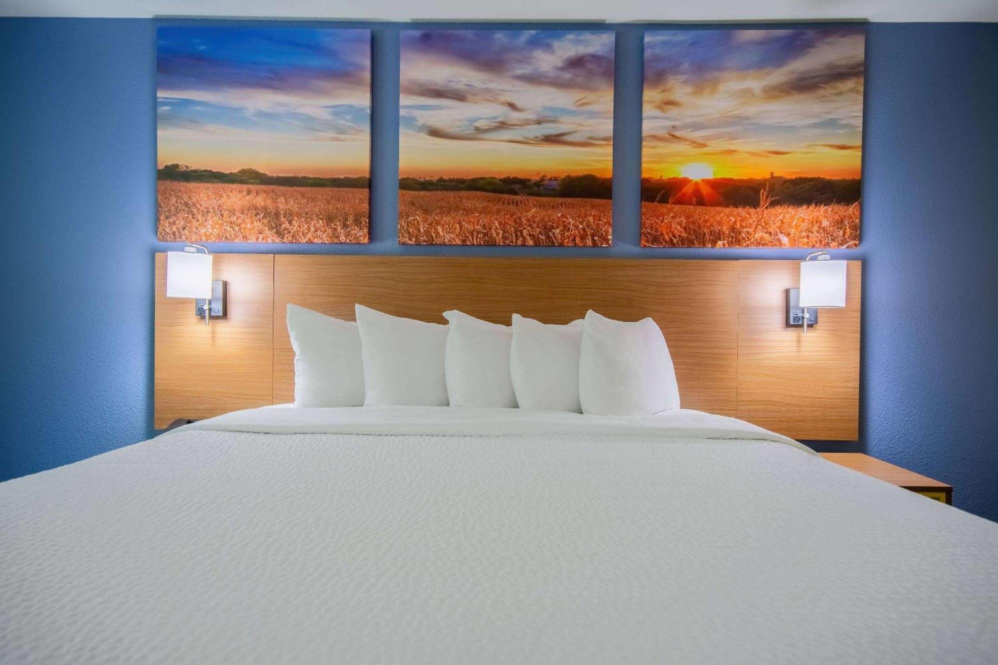Days Inn & Suites By Wyndham Ватерло Екстериор снимка