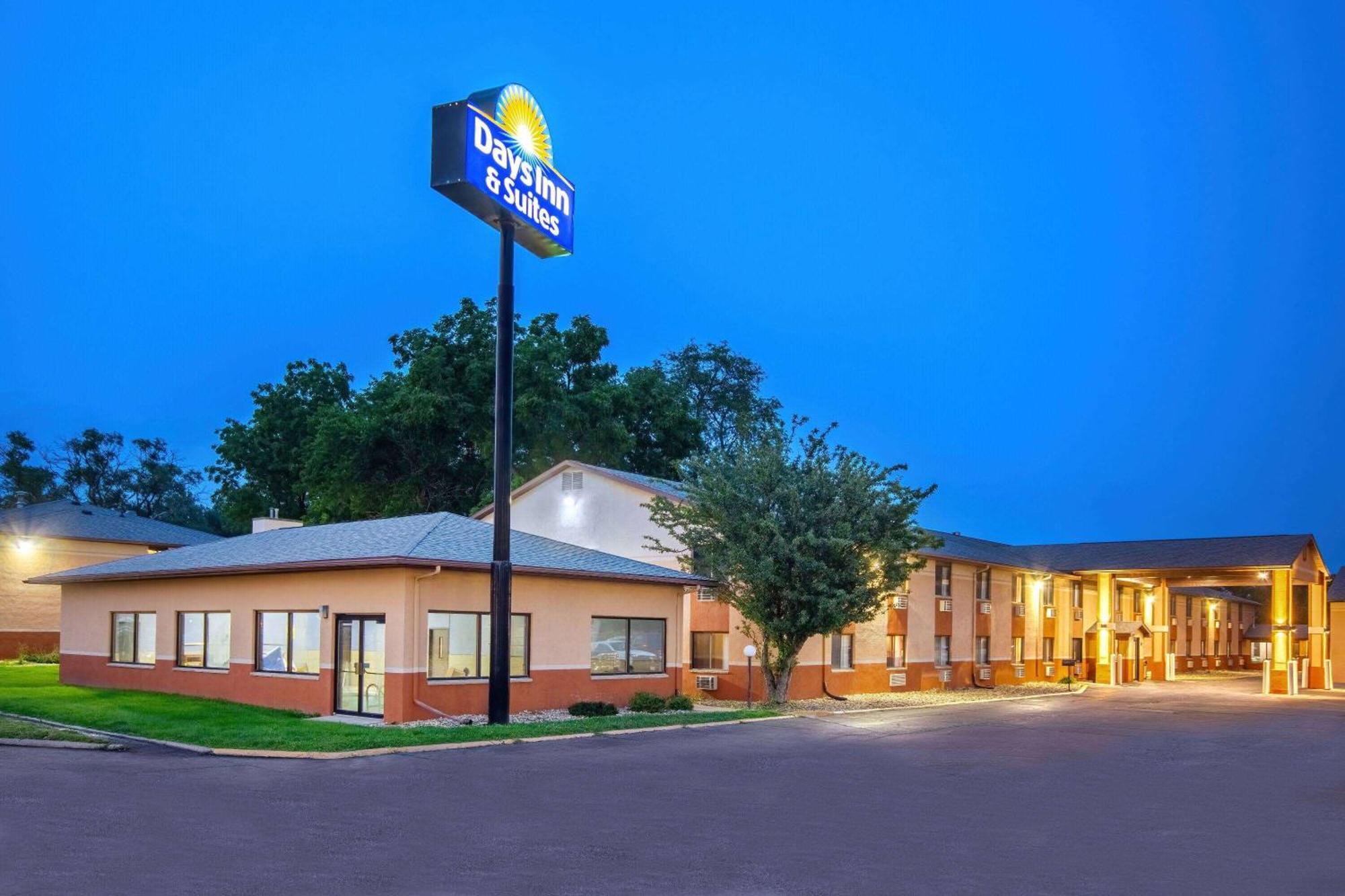 Days Inn & Suites By Wyndham Ватерло Екстериор снимка