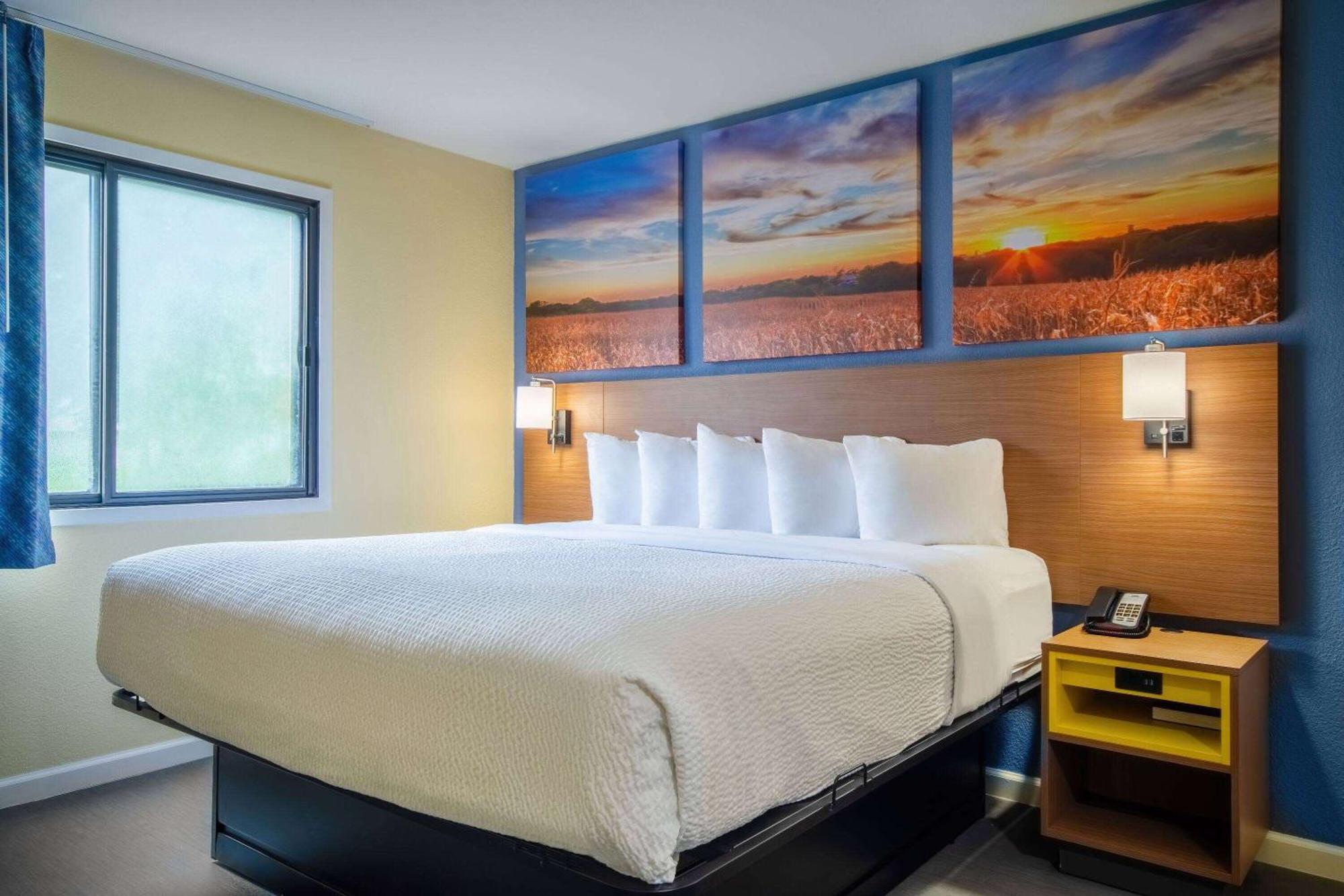 Days Inn & Suites By Wyndham Ватерло Екстериор снимка